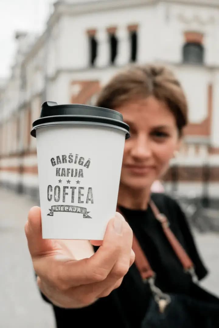 Coftea līdzņemamā kafijas krūze Liepājā, pie Pētertirgus